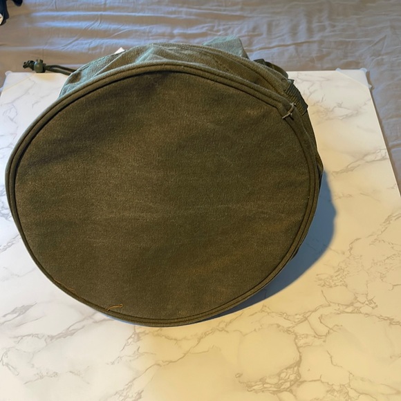 - Guess duffle travel bag - Picture 3 of 5